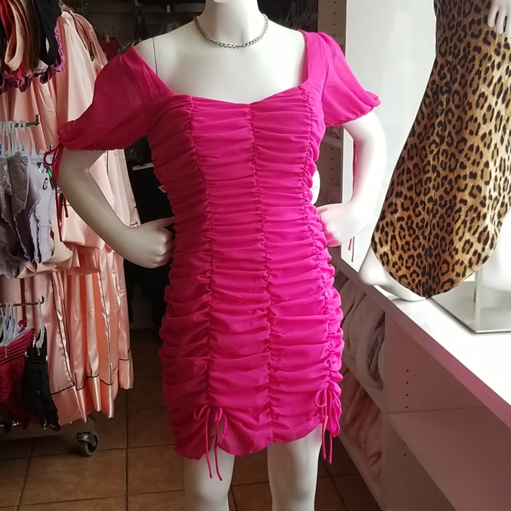 CUTE!! Fuchsia scrunched dress